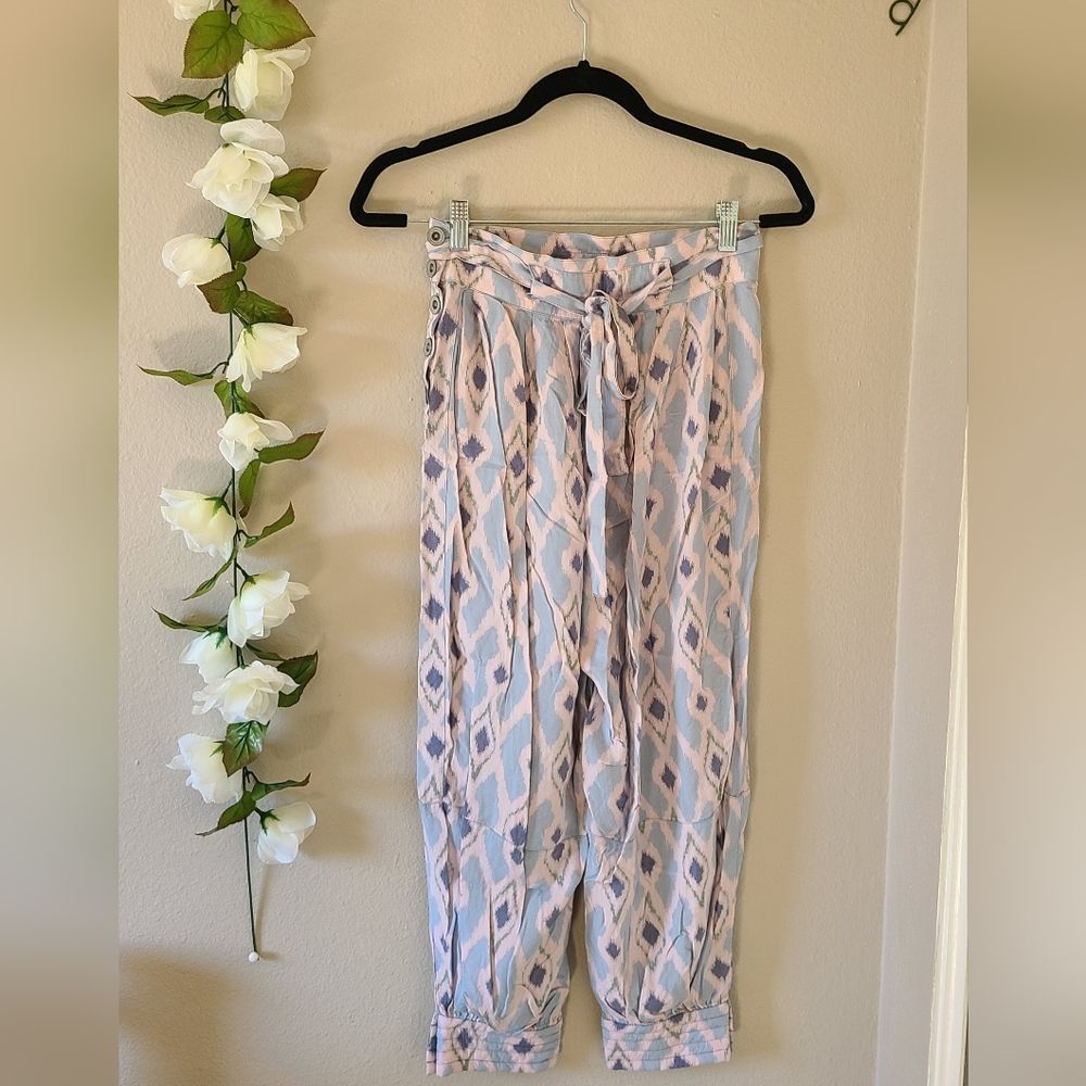 Stylish Patterned Cropped Pants - Picture 2 of 11